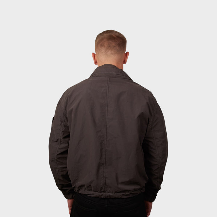 Model iført Stone Island David Light-TC I Lead Grey jakke set fra bagsiden.