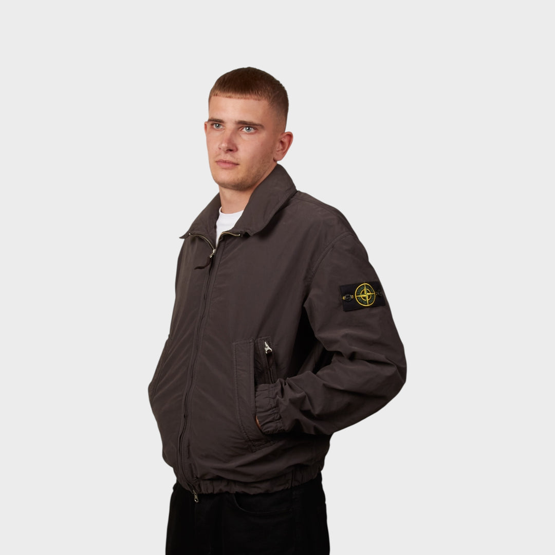 Model iført Stone Island David Light-TC I Lead Grey jakke set fra fronten.