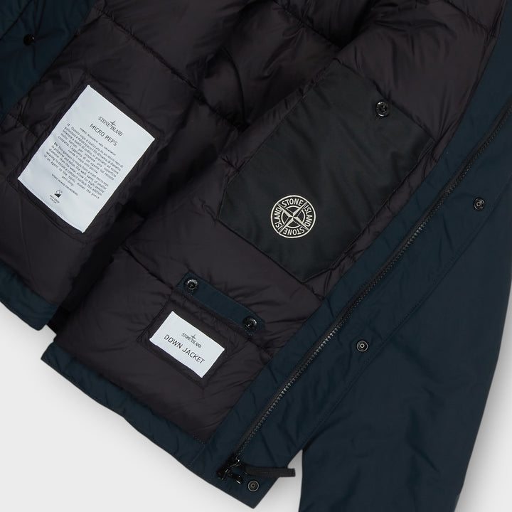 Indvendig detalje med dunfor og inderlommer på Stone Island Down Coach Jakke