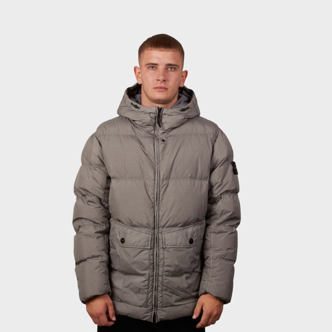 Model fra fronten i førtStone Island Garment Crinkle Reps Dun Hooded Jakke I Grå