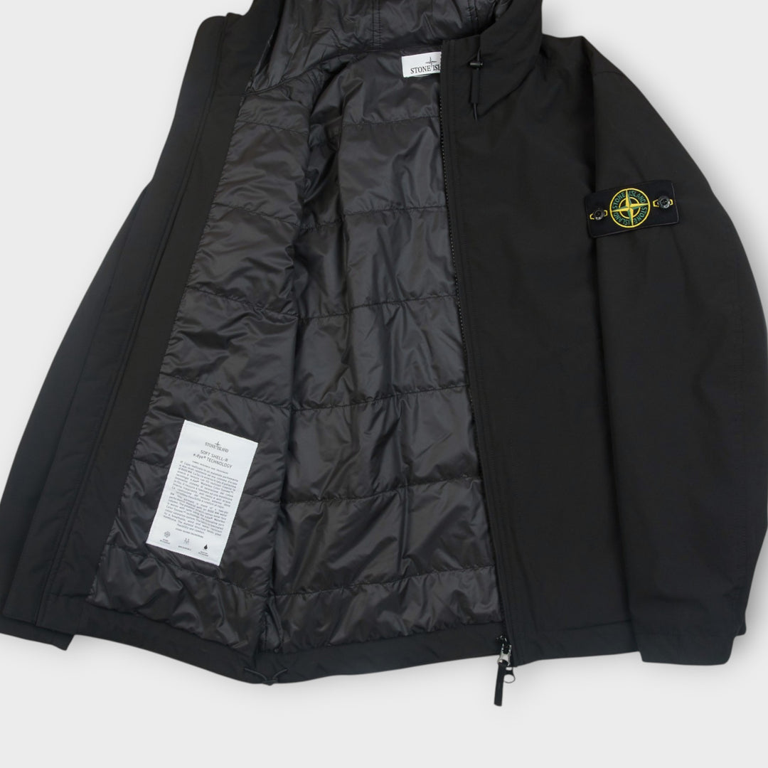Stone Island teknisk jakke i sort med hætte og Compass Badge