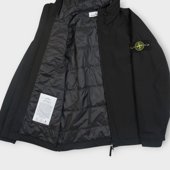 Stone Island teknisk jakke i sort med hætte og Compass Badge
