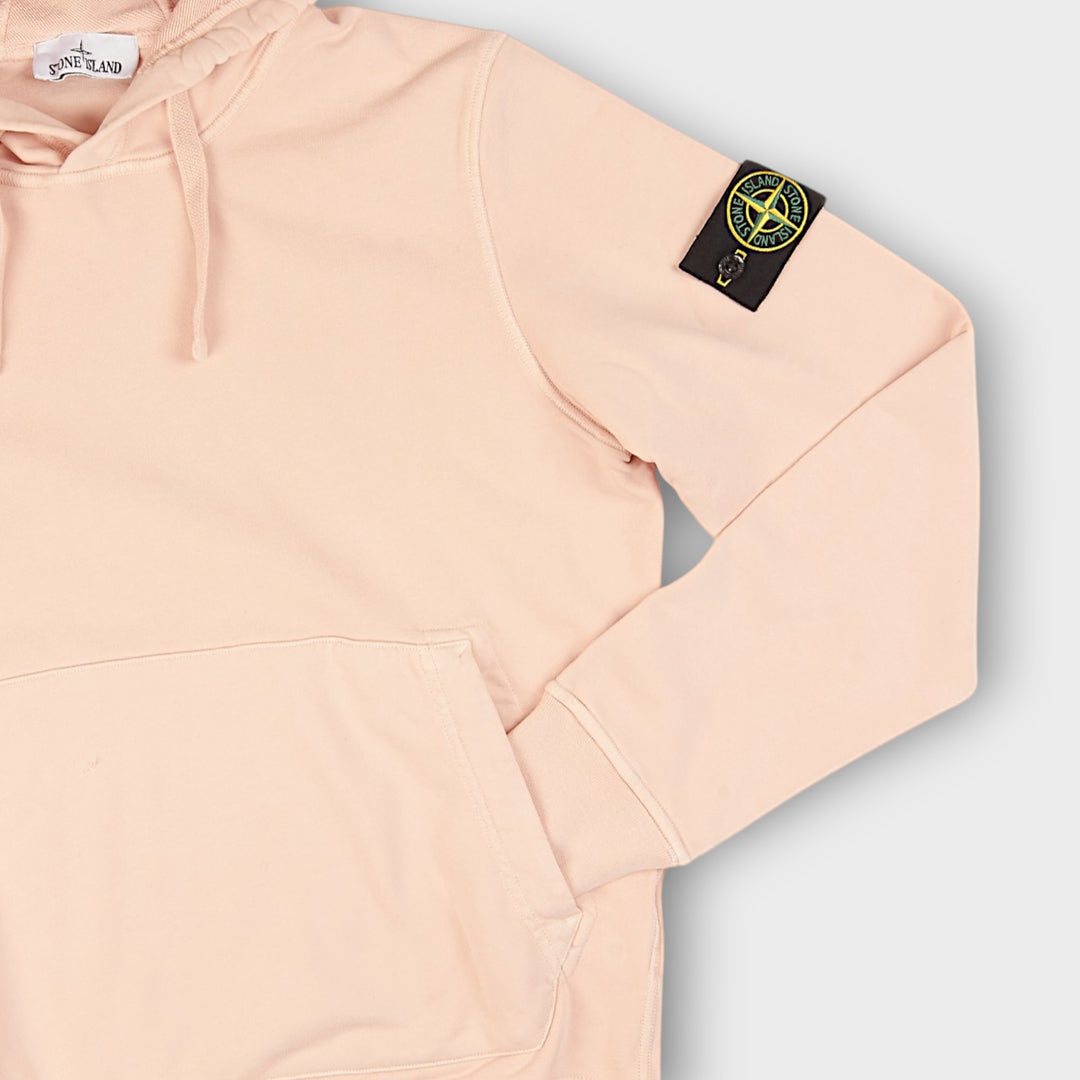 Stone Island pullover hoodie i lyserød bomuldskvalitet.