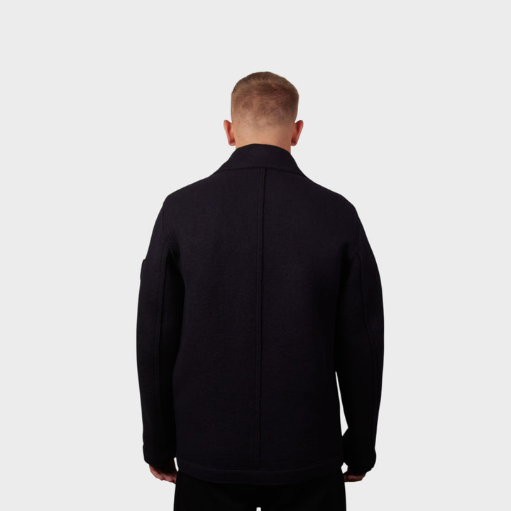 Model iført Stone Island Felted RWS Wool Jacket i navy set bagfra