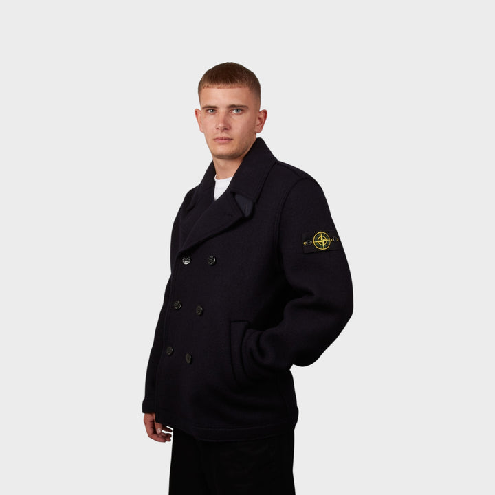 Model iført Stone Island Felted RWS Wool Jacket i navy set forfra, let vinklet.