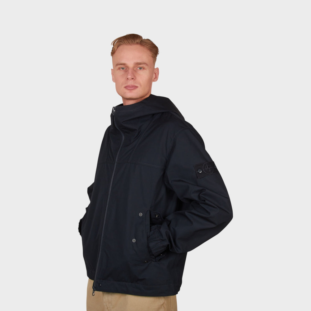 Stone Island Ghost Windproof Breathable Jacket i Navy set bagfra med ren silhuet.