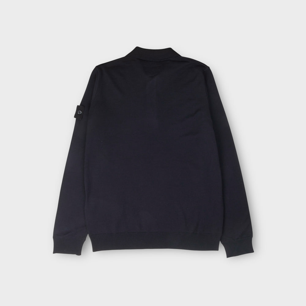 Detalje af Stone Island navy Ghost strikpolo i pure wool med ribkanter.