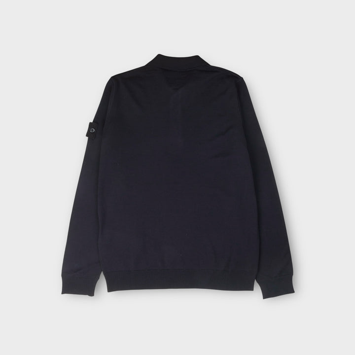 Detalje af Stone Island navy Ghost strikpolo i pure wool med ribkanter.