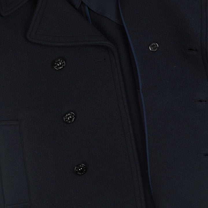 Detalje af dobbeltradet knaplukning og Heavy Melton uld på Stone Island jakke