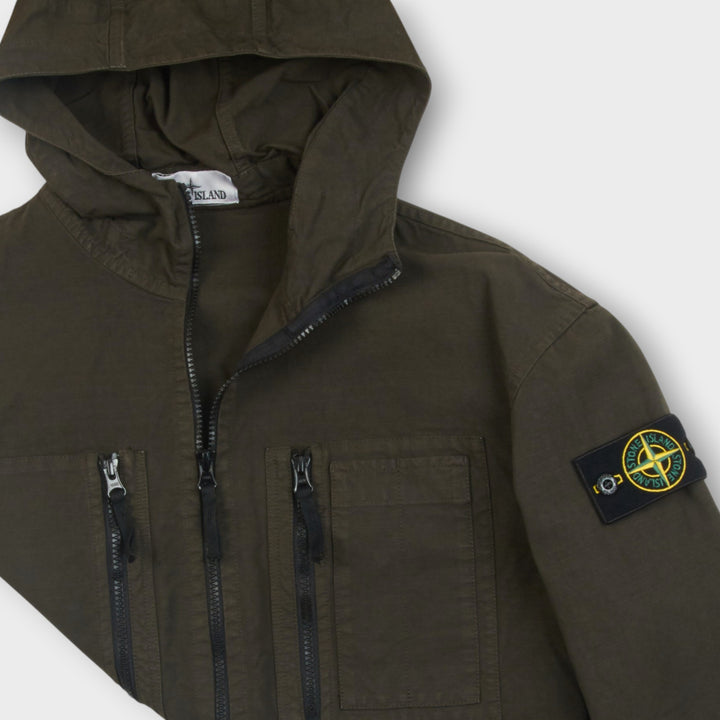 Stone Island Hooded Overshirt i grå med lynlåslukning og funktionelle detaljer