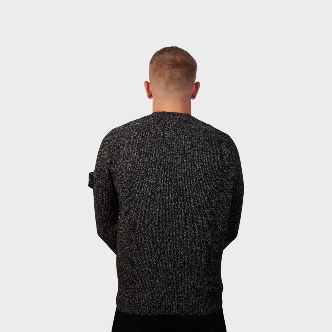 Model iført Stone Island Knit Reflective Jumper i Black Melange set bagfra.