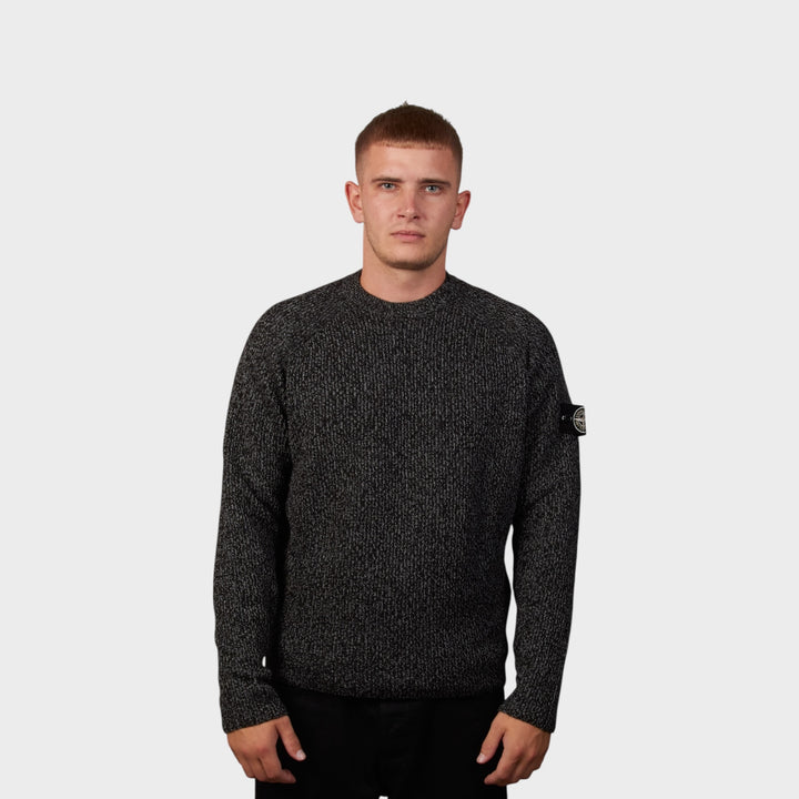 Model iført Stone Island Knit Reflective Jumper i Black Melange set forfra.