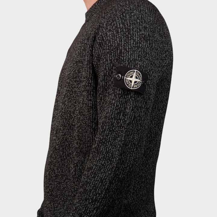 Detaljebillede af Stone Island Knit Reflective Jumper i Black Melange set fra siden, med fokus på struktur og reflekterende garn.