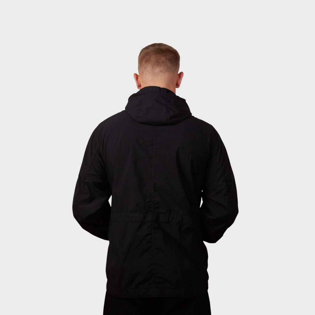 Model iført Stone Island Light Compact Touch Poly-TC Jakke i navy set bagfra.