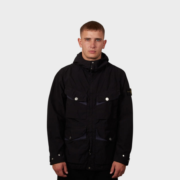 Model iført Stone Island Light Compact Touch Poly-TC Jakke i navy set forfra.