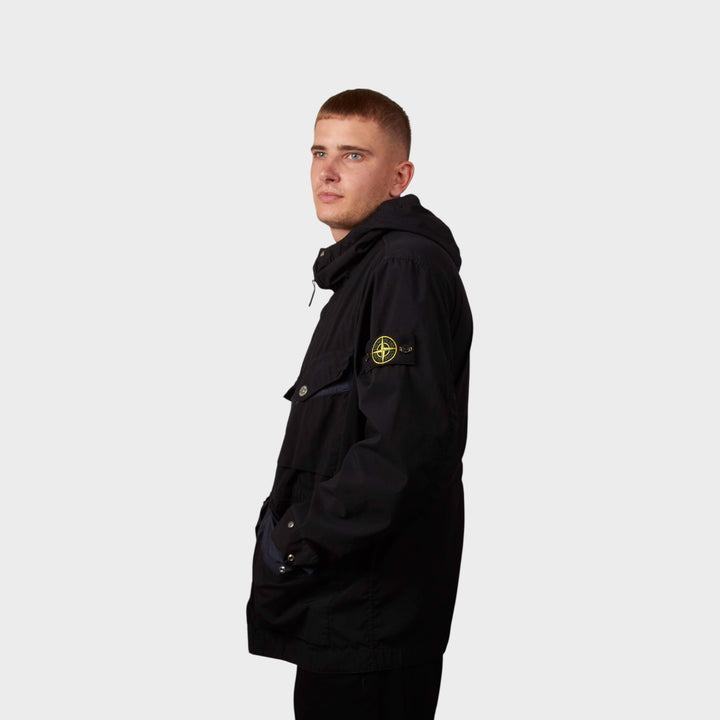 Model iført Stone Island Light Compact Touch Poly-TC Jakke i navy set fra siden.