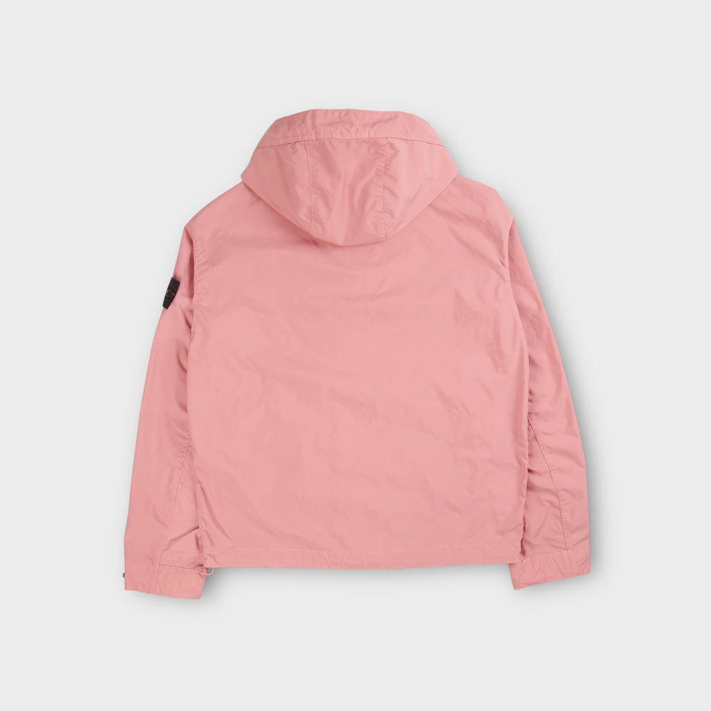 Stone Island Light Compact Touch Poly-TC Jacket i Oleander set bagfra med ren silhuet.