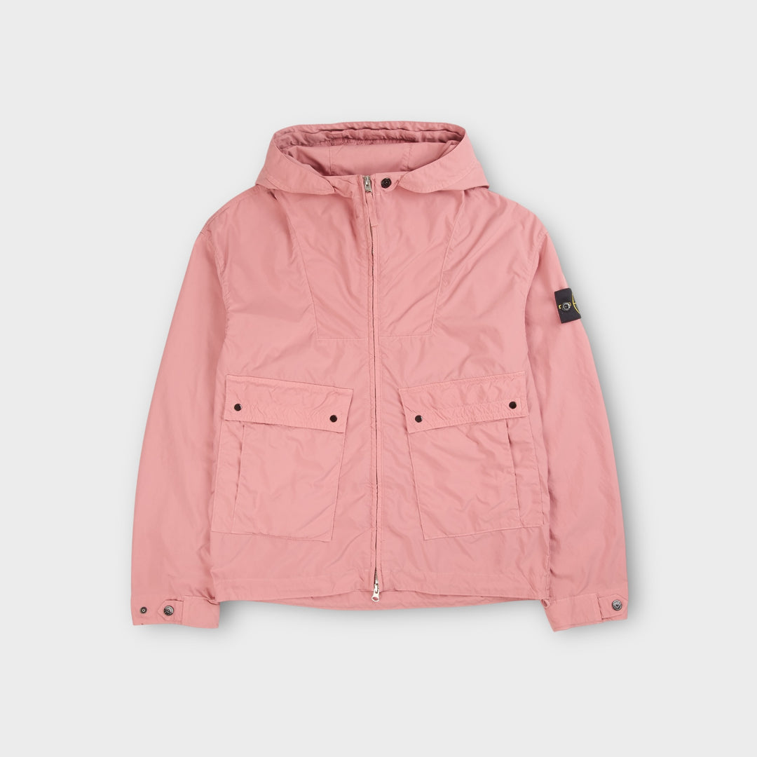 Stone Island Light Compact Touch Poly-TC Jacket i Oleander set forfra med teknisk design.