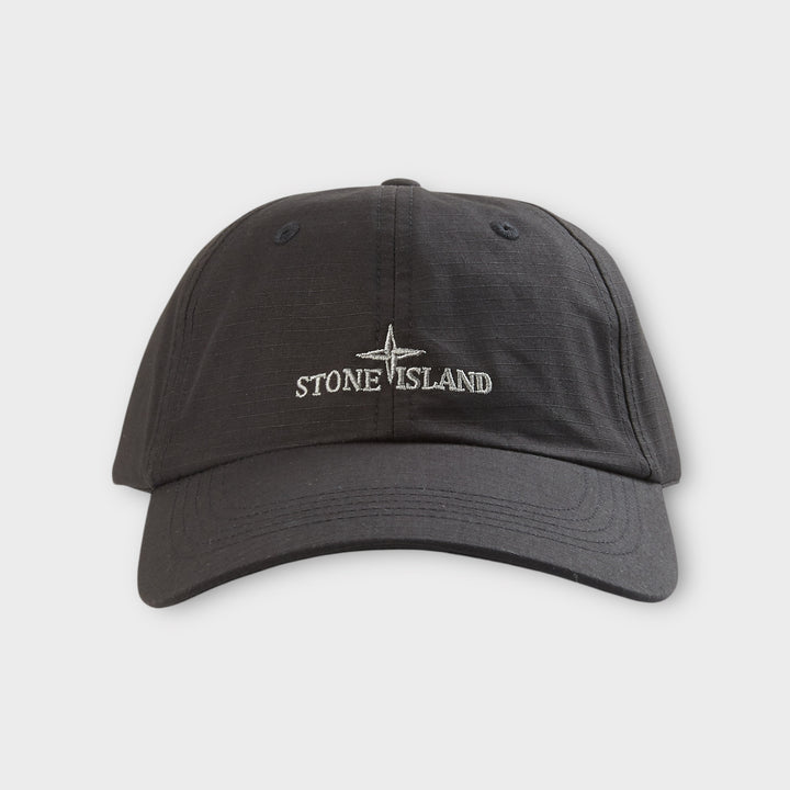 Stone Island Logo Kasket i sort set forfra