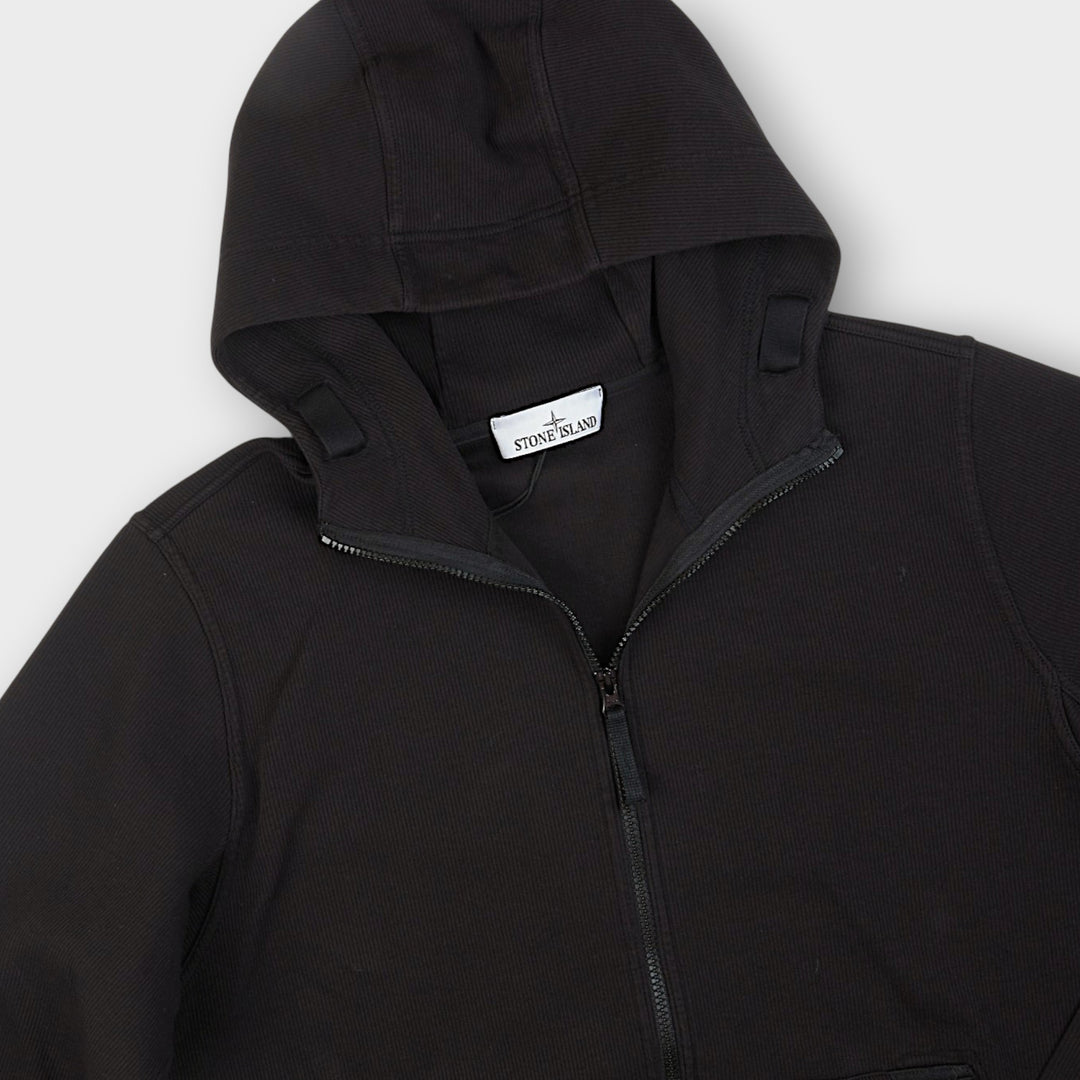 Stone Island black hoodie med hætte og frontlommer.