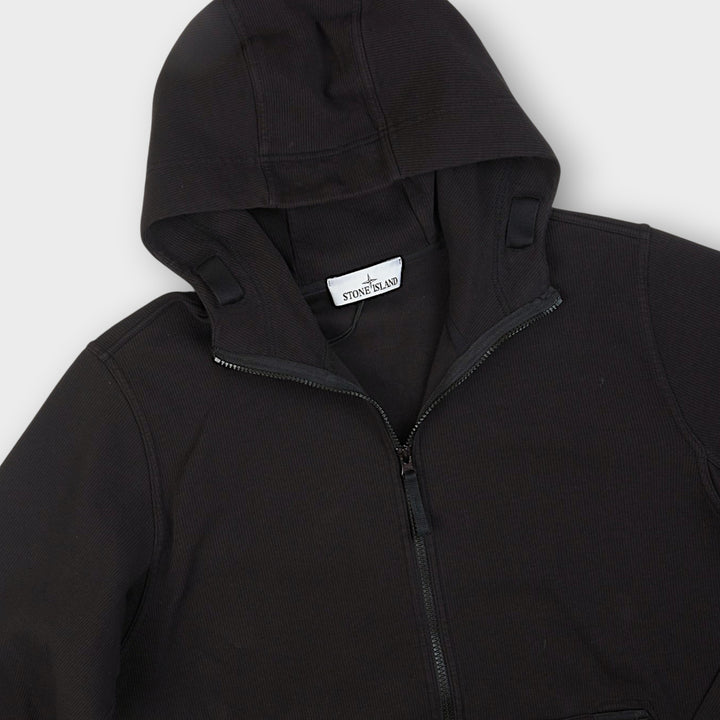 Stone Island black hoodie med hætte og frontlommer.