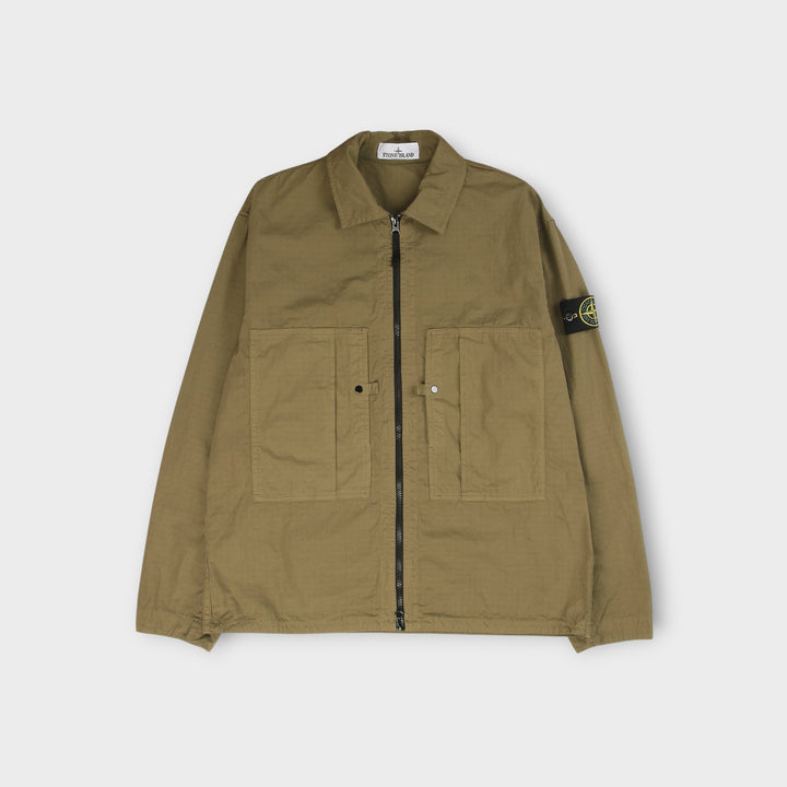 Stone Island overshirt i olive i merceriseret ripstop med lynlås og lommer