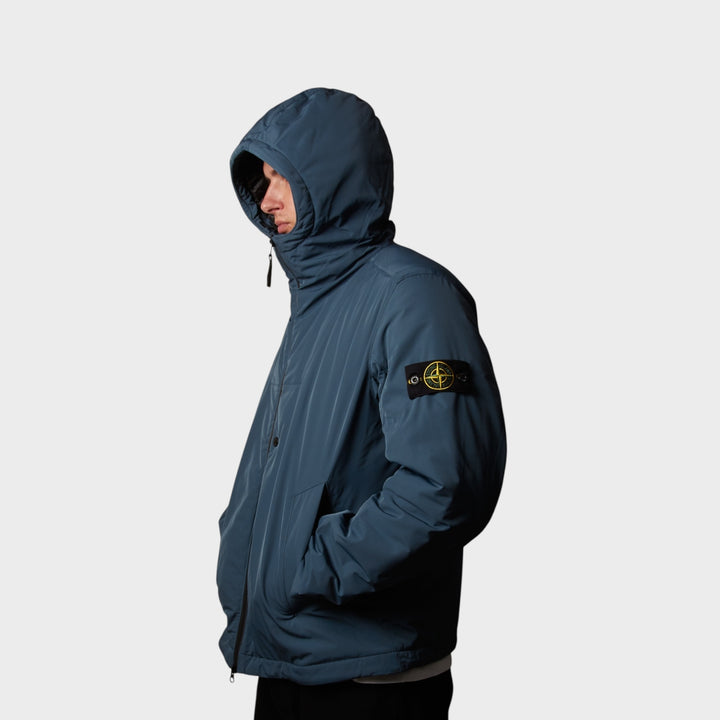 Moderne jakke i blå fra Stone Island med funktionelt design