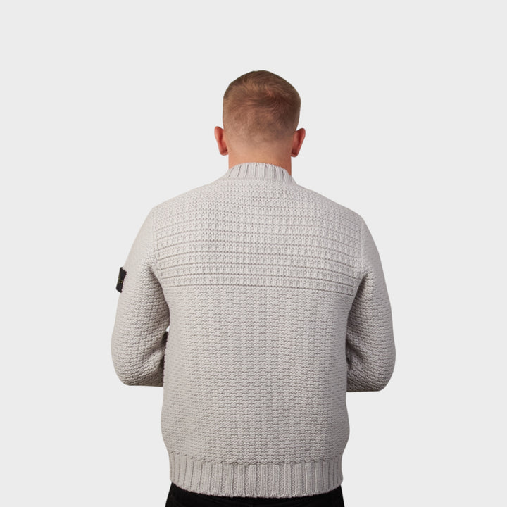 Bagfra af Stone Island Mock Neck Sweater i grå set på model.