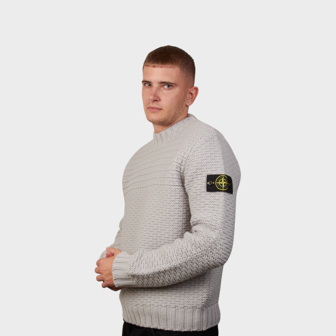 Detaljebillede af Stone Island Mock Neck Sweater i grå set forfra på model med fokus på krave og materiale.