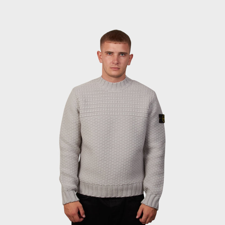 Detaljebillede af Stone Island Mock Neck Sweater i grå set forfra på model.