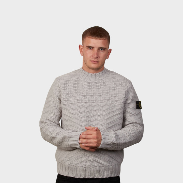 Froten af Stone Island Mock Neck Sweater i grå set på model.