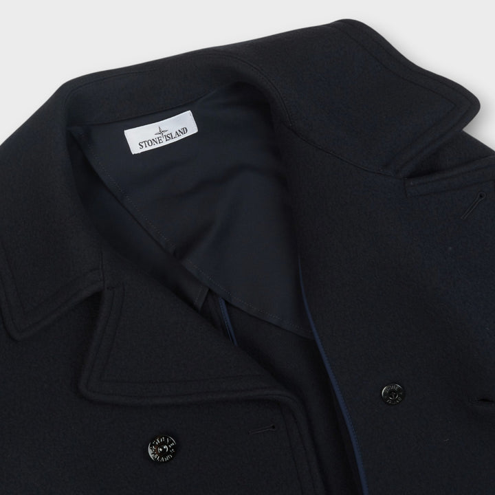 Close-up af reverskrave og Stone Island label på Heavy Melton jakke i Navy