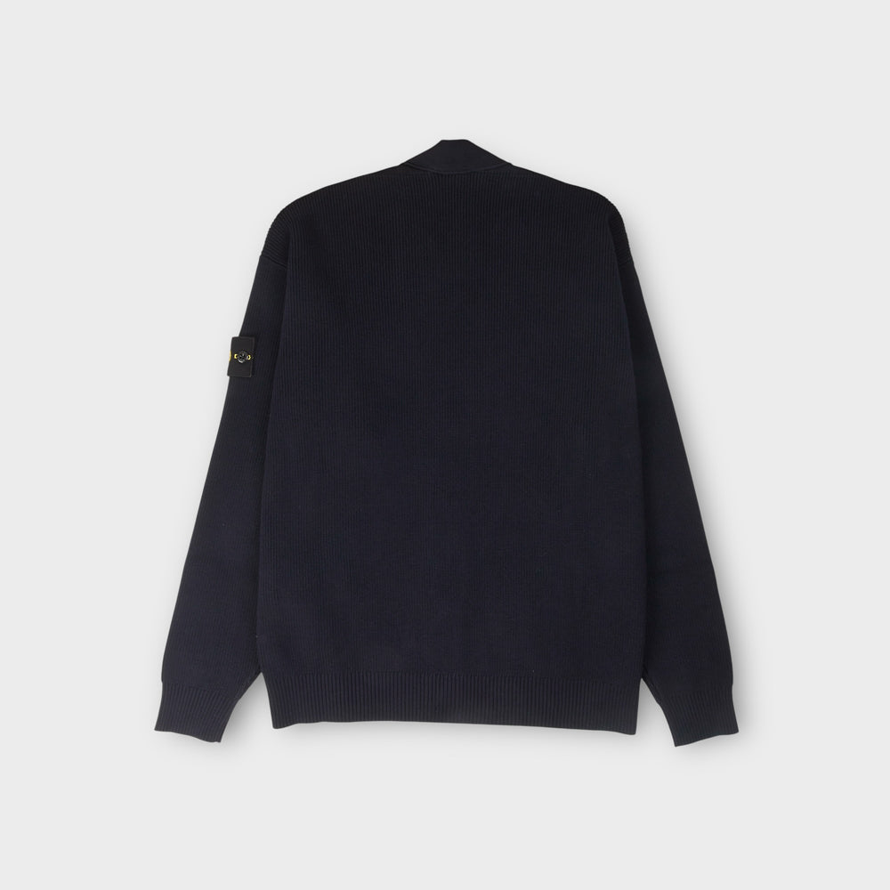 Detalje af Stone Island navy cardigan med Compass badge og knaplukning.
