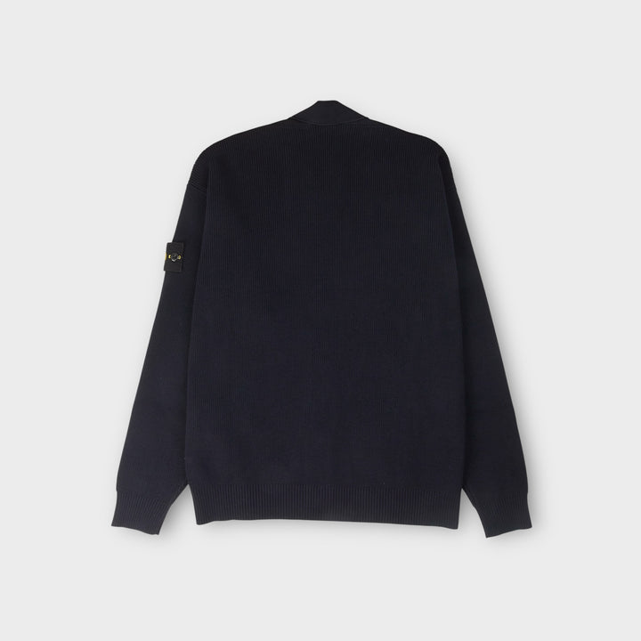 Detalje af Stone Island navy cardigan med Compass badge og knaplukning.