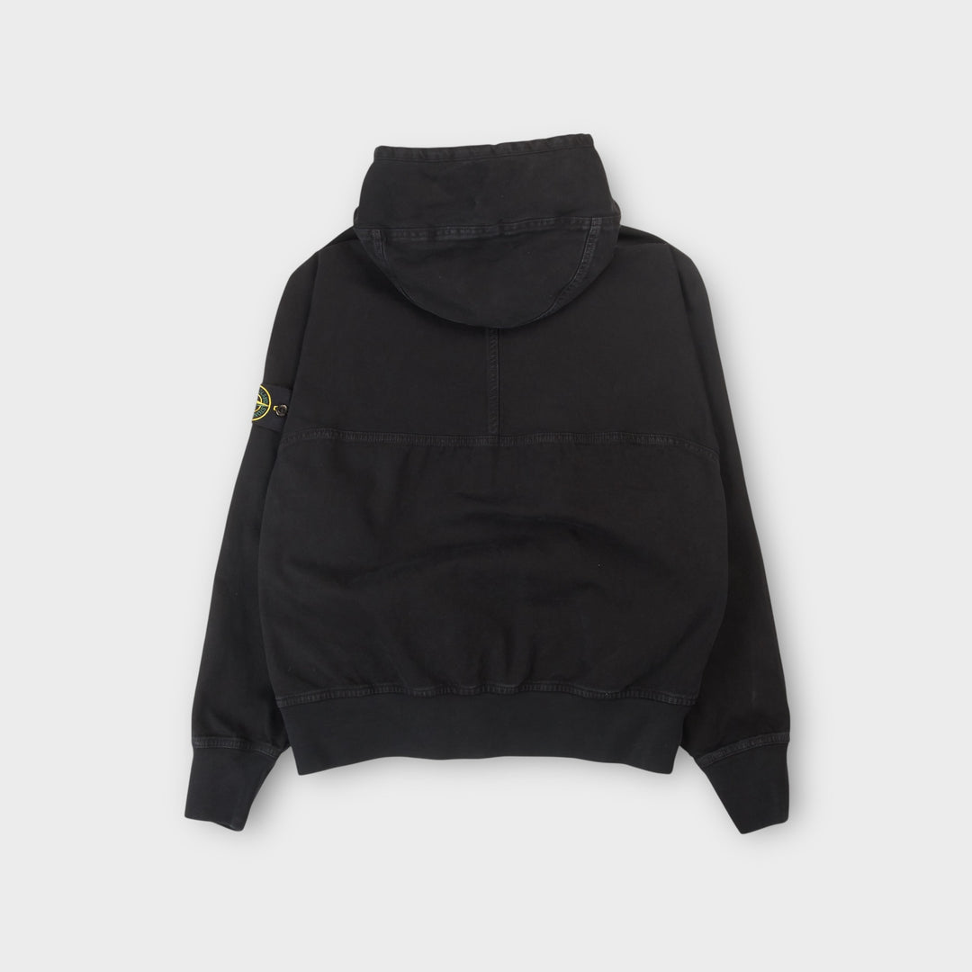 Stone Island Panama Cotton Hooded Jacket i sort set bagfra med ren silhuet.