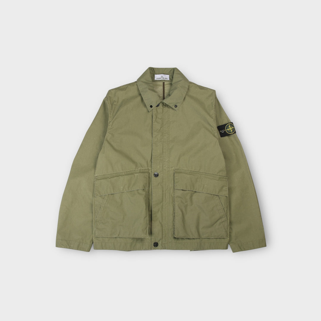 Stone Island Pigmented Wax Coach Jacket i grøn set forfra med klassisk coach jacket design.
