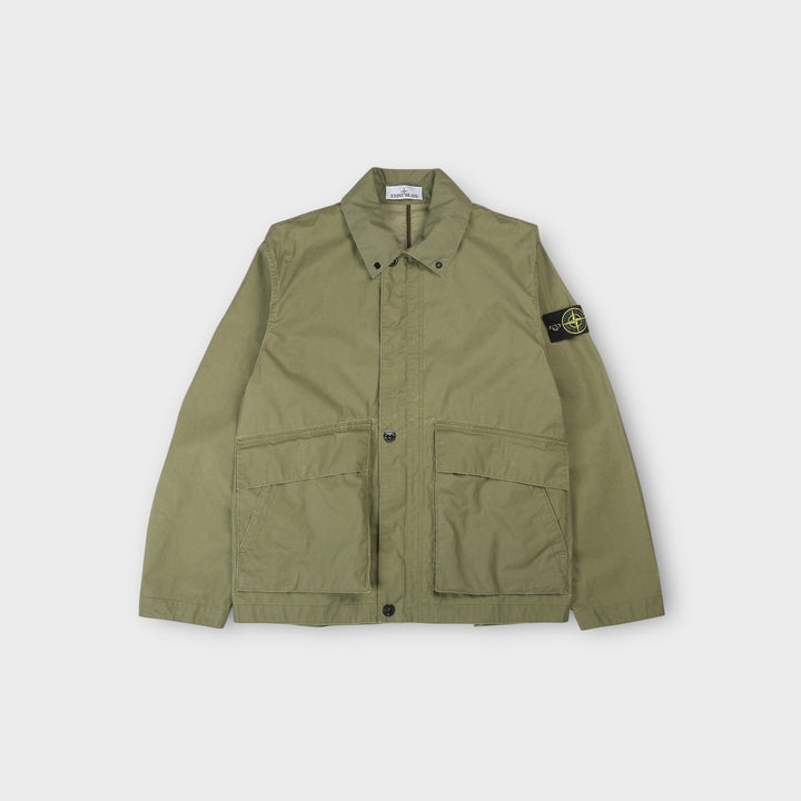Stone Island Pigmented Wax Coach Jacket i grøn set forfra med klassisk coach jacket design.
