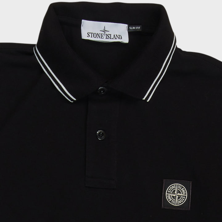 Close-up af krave knaplukning og Compass Patch på Stone Island polo i Sort