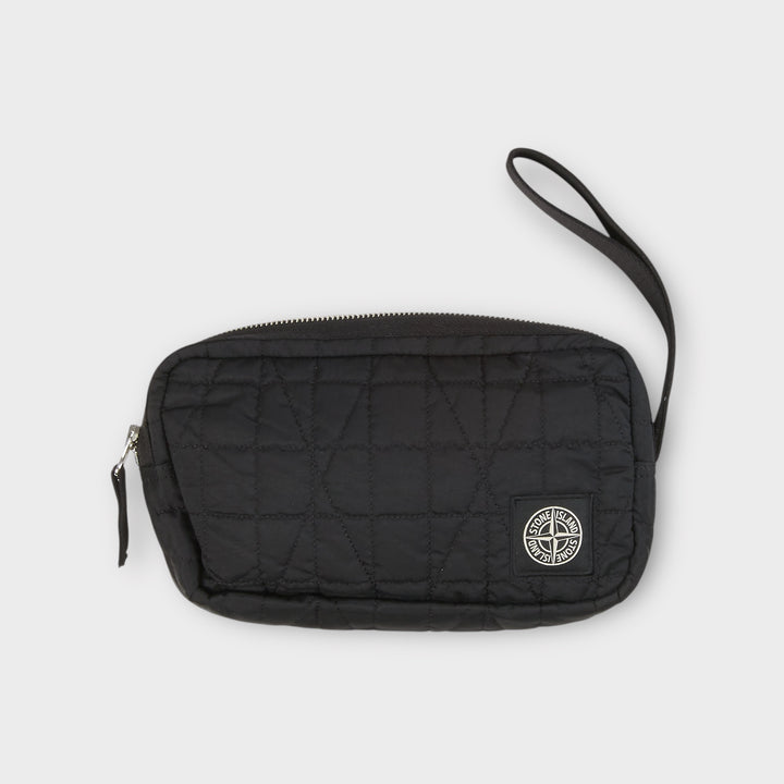 Stone Island Quilted Nylon Metal Econyl Wrist Pouch i sort set forfra