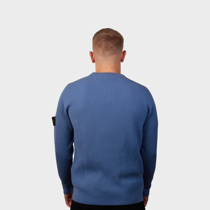 Mand iført Stone Island Ripstop strik i blå – bagvisning med ribdetaljer