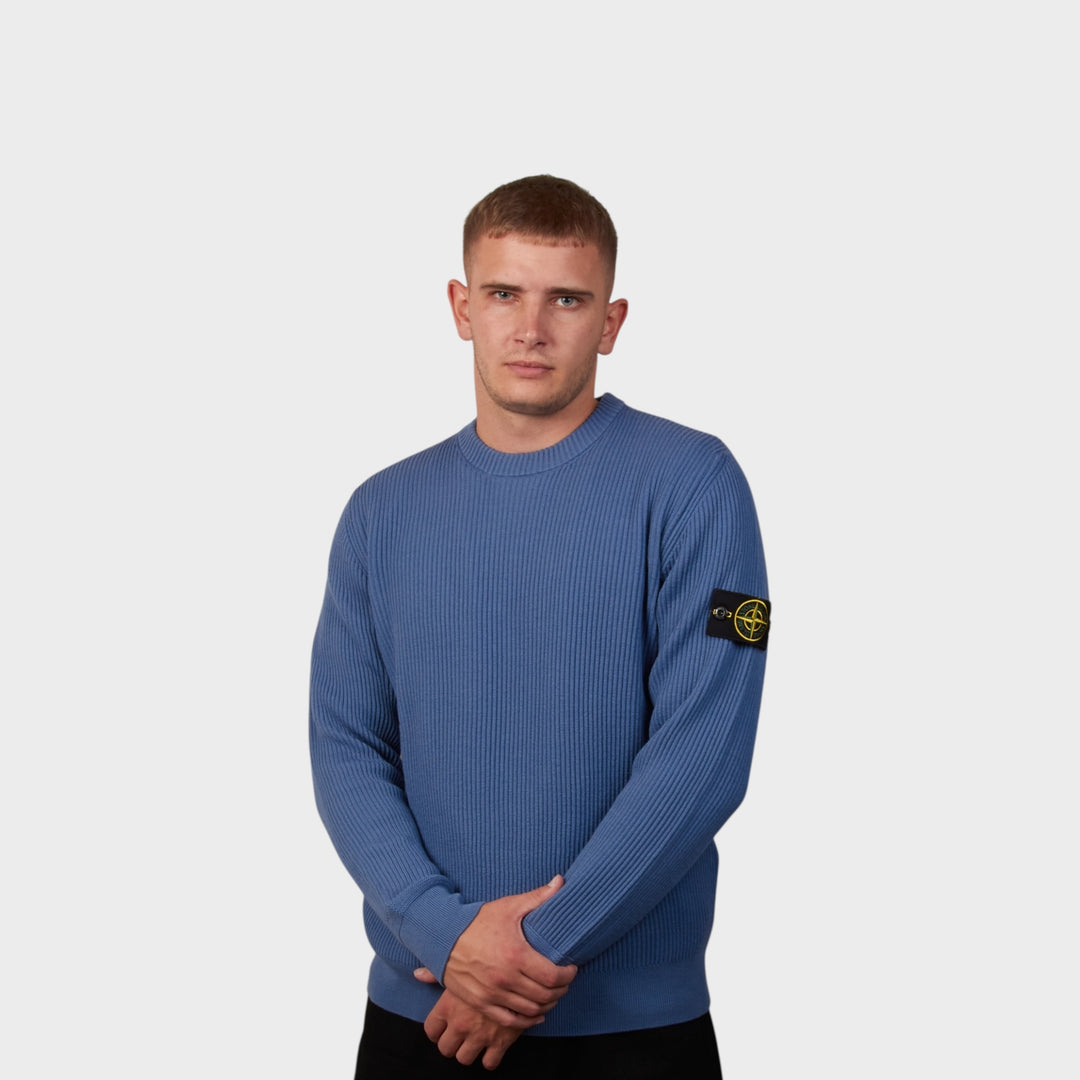 Stone Island Ripstop strik i blå – skrå frontvinkel der fremhæver pasform og detaljer