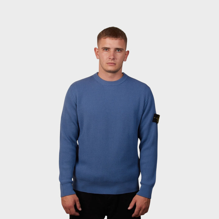 Mand iført Stone Island Ripstop strik i blå – frontvisning med rund hals