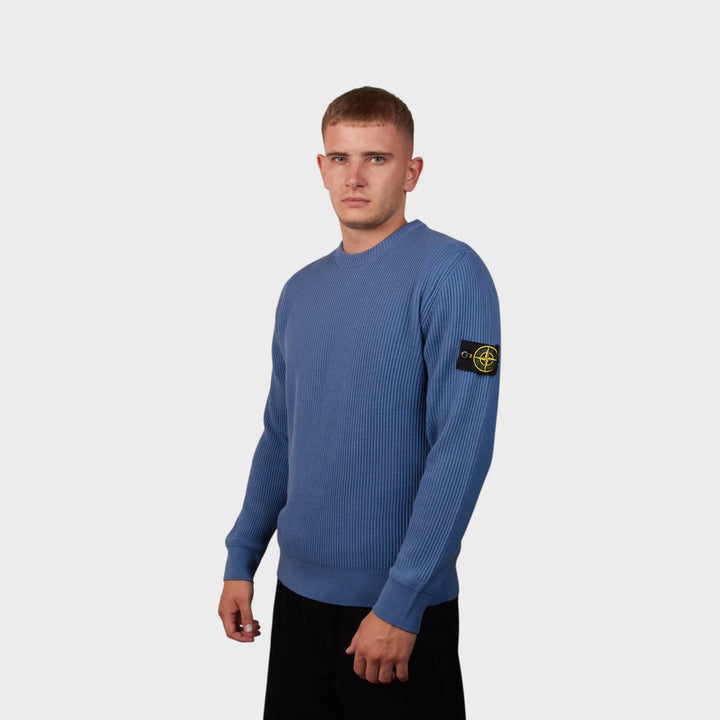 Stone Island Ripstop strik i blå – frontvisning på model med badge på venstre ærme