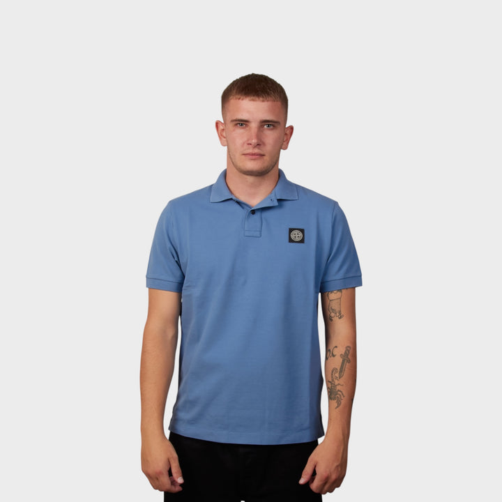 Frontbillede af Stone Island Slim Fit kortærmet polo i økologisk bomuld, set på model.