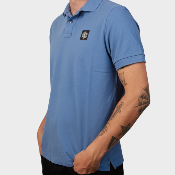 Sidefrontbillede af Stone Island Slim Fit kortærmet polo i økologisk bomuld på model.