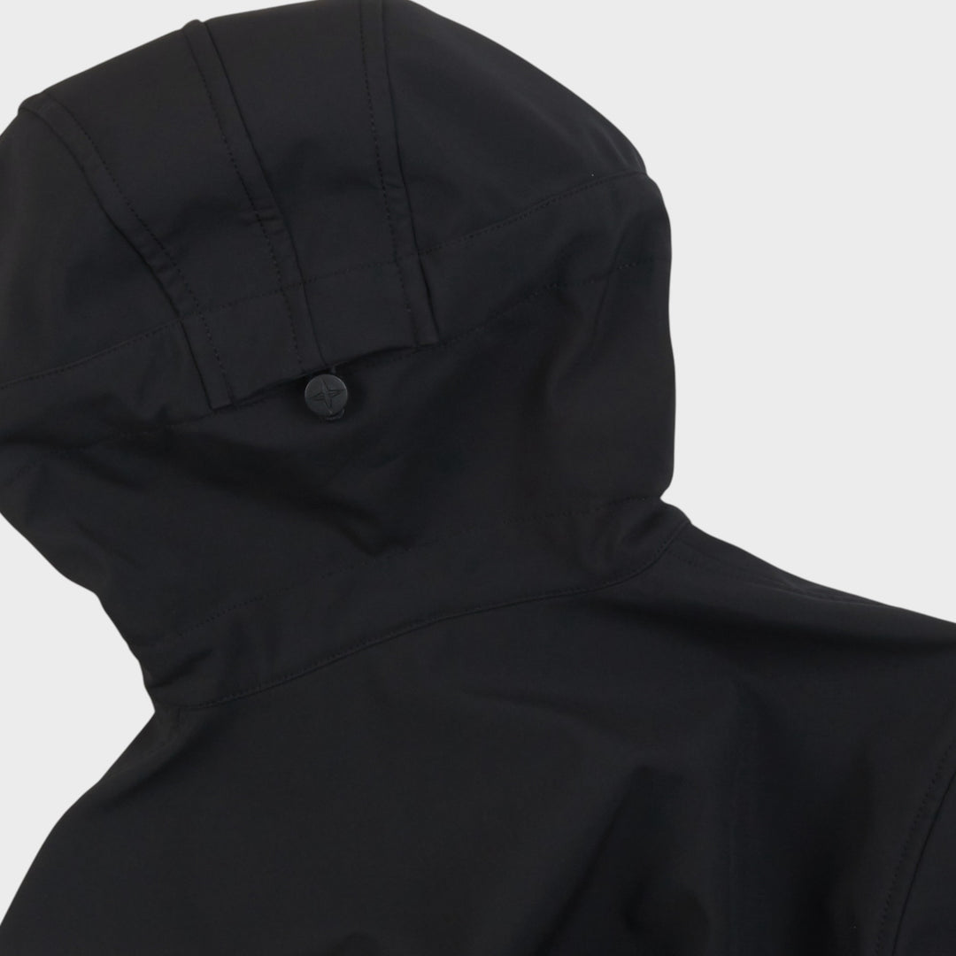 Detalje af hætten bagpå Stone Island Soft Shell-R Jakke i Sort