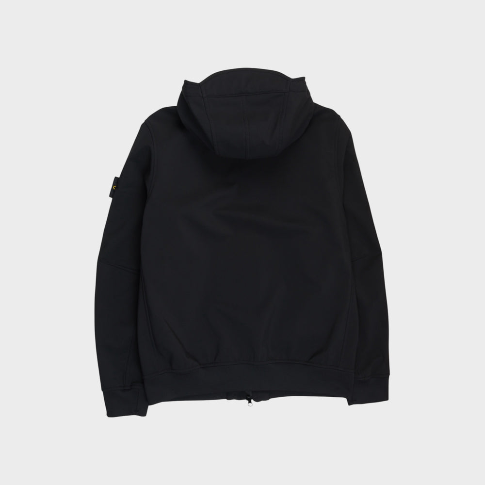 Stone Island Soft Shell-R Jakke i Sort set bagfra med hætte