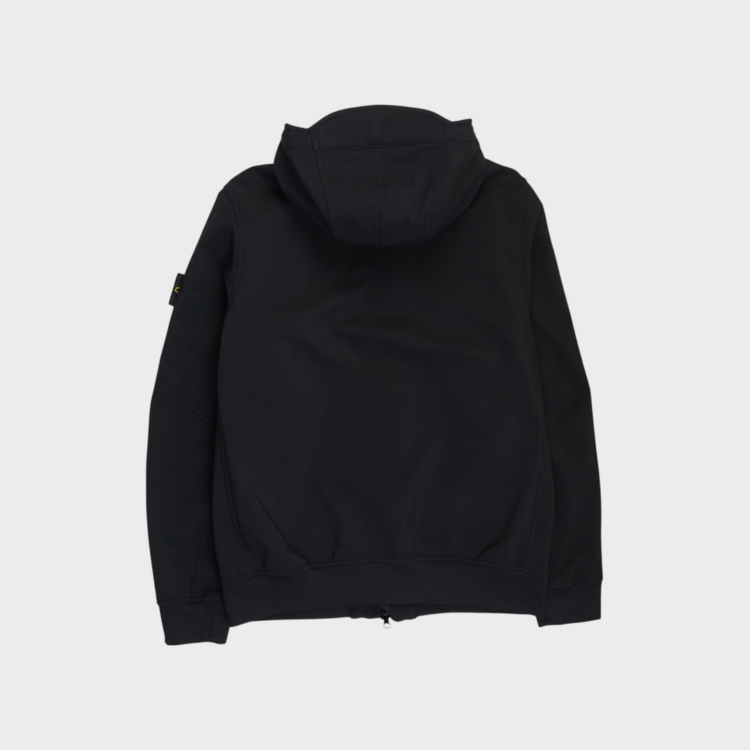 Stone Island Soft Shell-R Jakke i Sort set bagfra med hætte