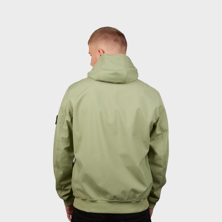 Stone Island Soft Shell-R jakke i grøn – bagvisning med hætte og rygpanel