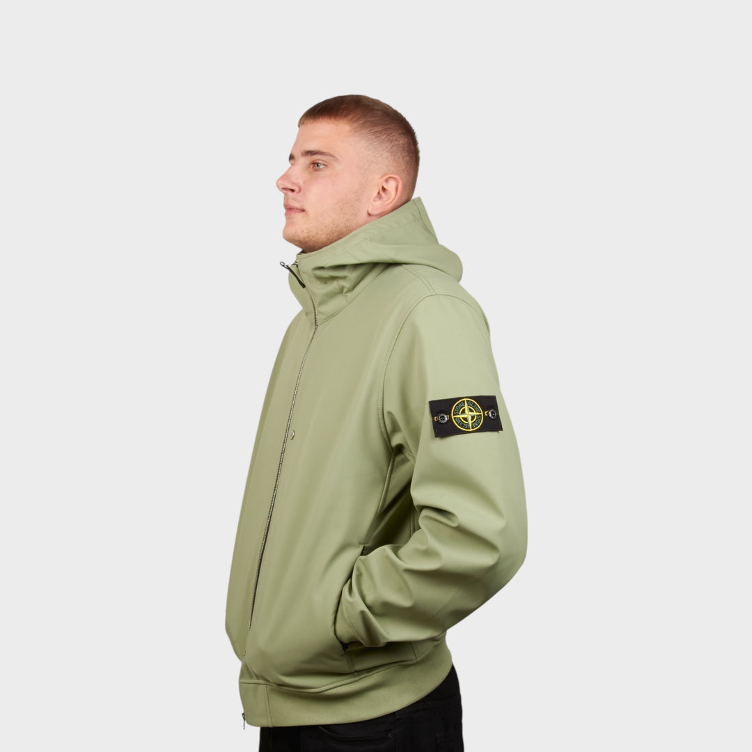 Stone Island Soft Shell-R jakke i grøn – sideprofil med synlig badge på ærme